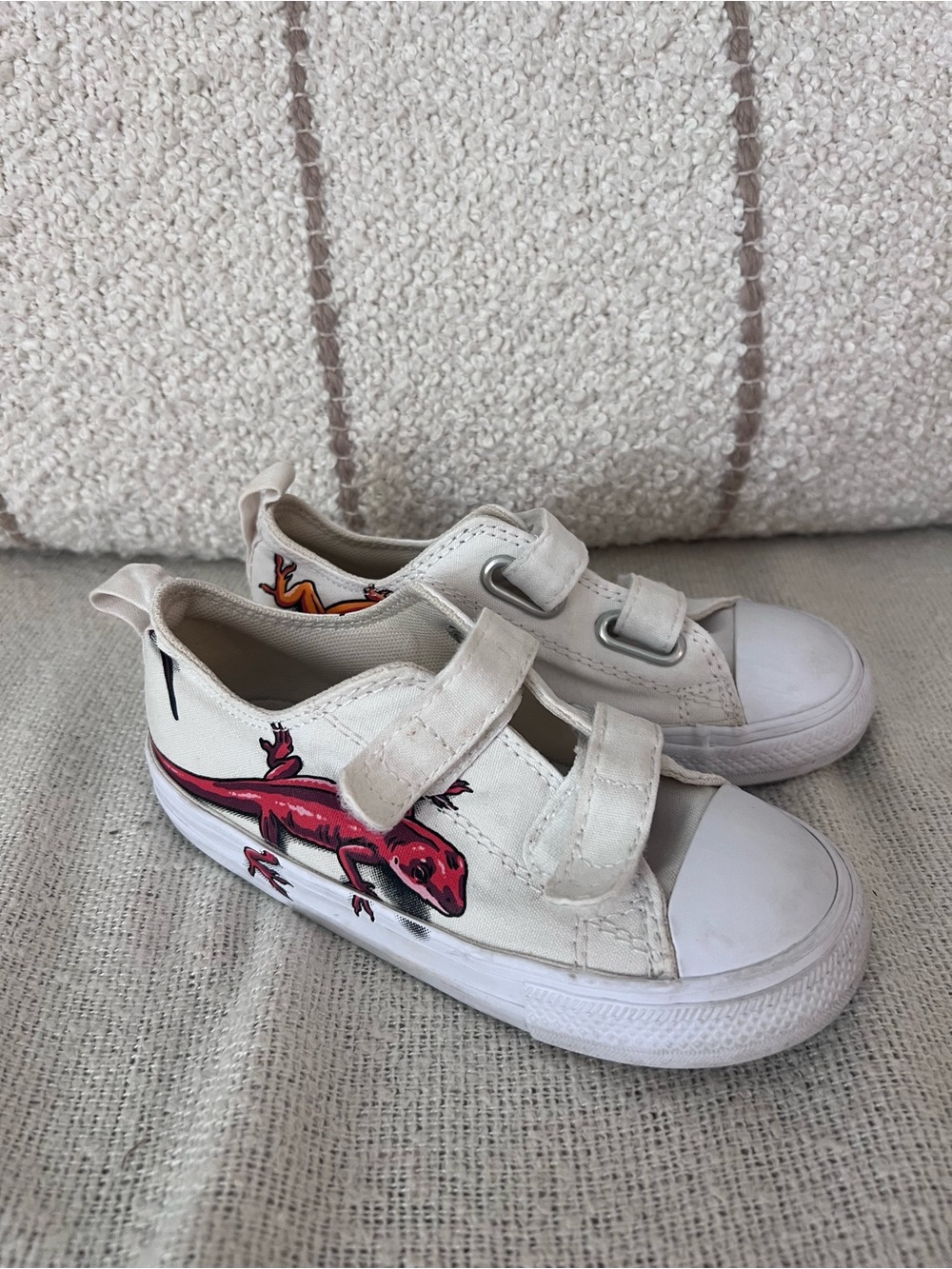 Kids Converse | 10C White canvas Sneakers with Lizard Graphic